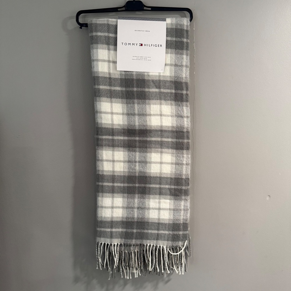 Tommy Hilfiger Gray White Plaid Decorative Throw Blanket Fringed 50x60 Acrylic